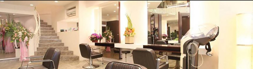 店内は広く、清潔で心地よい空間です